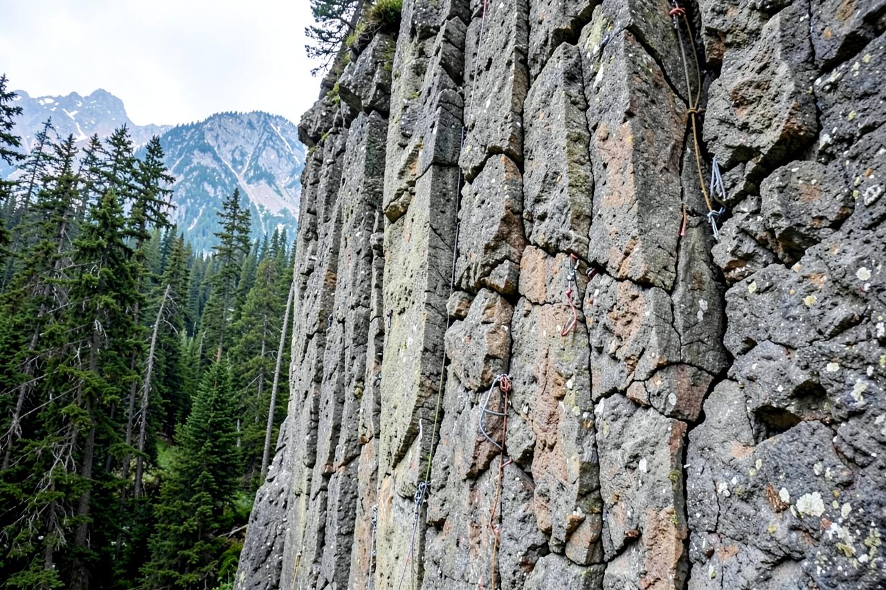 Hexentric Crag